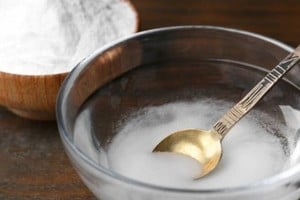 La propuesta de mezclar agua oxigenada con sal ganó recientemente popularidad en redes