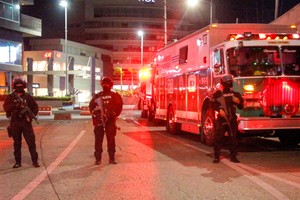 (251014) -- GUAYAQUIL, 14 octubre, 2025 (Xinhua) -- Elementos de seguridad vigilan el lugar donde se registró la explosión de un coche bomba, en la ciudad de Guayaquil, en el suroeste de Ecuador, el 14 de octubre de 2025. Al menos una persona murió y otras dos resultaron heridas el martes al explotar un coche bomba en los exteriores de un centro comercial de Guayaquil, confirmó el Cuerpo de Bomberos de la ciudad costera. (Xinhua/Str) (rl) (vf) (ce)