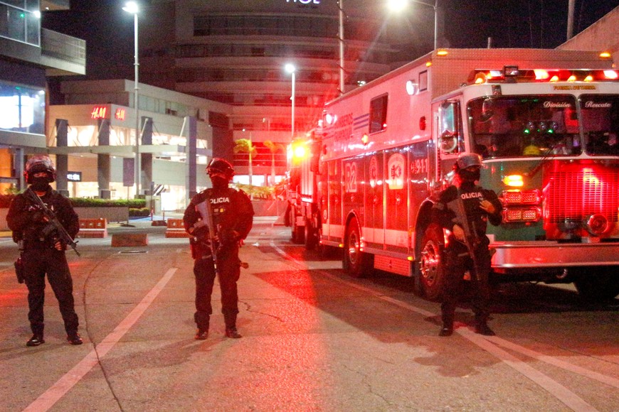 (251014) -- GUAYAQUIL, 14 octubre, 2025 (Xinhua) -- Elementos de seguridad vigilan el lugar donde se registró la explosión de un coche bomba, en la ciudad de Guayaquil, en el suroeste de Ecuador, el 14 de octubre de 2025. Al menos una persona murió y otras dos resultaron heridas el martes al explotar un coche bomba en los exteriores de un centro comercial de Guayaquil, confirmó el Cuerpo de Bomberos de la ciudad costera. (Xinhua/Str) (rl) (vf) (ce)