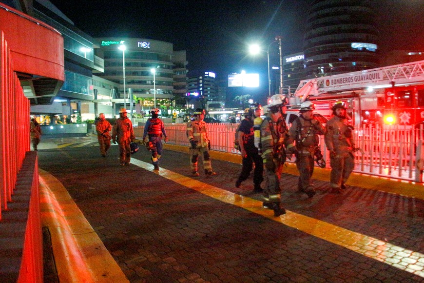 (251014) -- GUAYAQUIL, 14 octubre, 2025 (Xinhua) -- Bomberos trabajan en el lugar donde se registró la explosión de un coche bomba, en la ciudad de Guayaquil, en el suroeste de Ecuador, el 14 de octubre de 2025. Al menos una persona murió y otras dos resultaron heridas el martes al explotar un coche bomba en los exteriores de un centro comercial de Guayaquil, confirmó el Cuerpo de Bomberos de la ciudad costera. (Xinhua/Str) (rl) (vf) (ce)