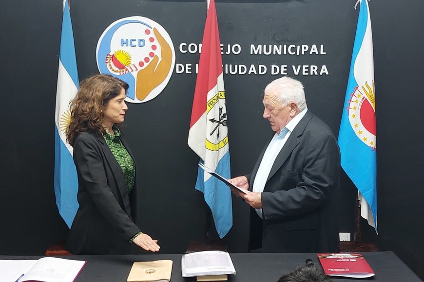 “Esta nueva Constitución nos invita a mirar hacia adelante, a fortalecer las instituciones y a construir un Estado más justo, con más oportunidades, inclusión y esperanza para cada santafesino y para cada verense”.