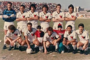 Custodio y el "Bicho". Foto de octubre de 1989, aparecen parados: Wirtz, Sánchez, Azoge, Godano, Siviero. Agachados: Javier López, Verón, Verdirame, Custodio Mendes y Torino. Jugó 43 partidos y marcó 13 goles.