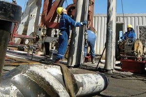 La industria petrolera y metalúrgica lidera el desempeño industrial en Argentina.