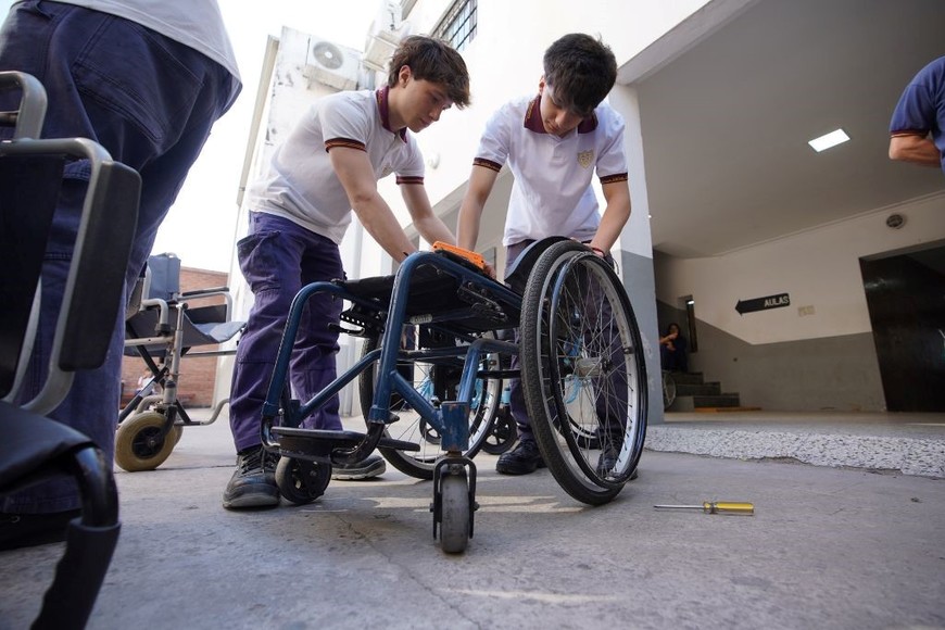 Los estudiantes aplican conocimientos técnicos para reparar sillas y ayudar a la comunidad. Foto: Fernando Nicola