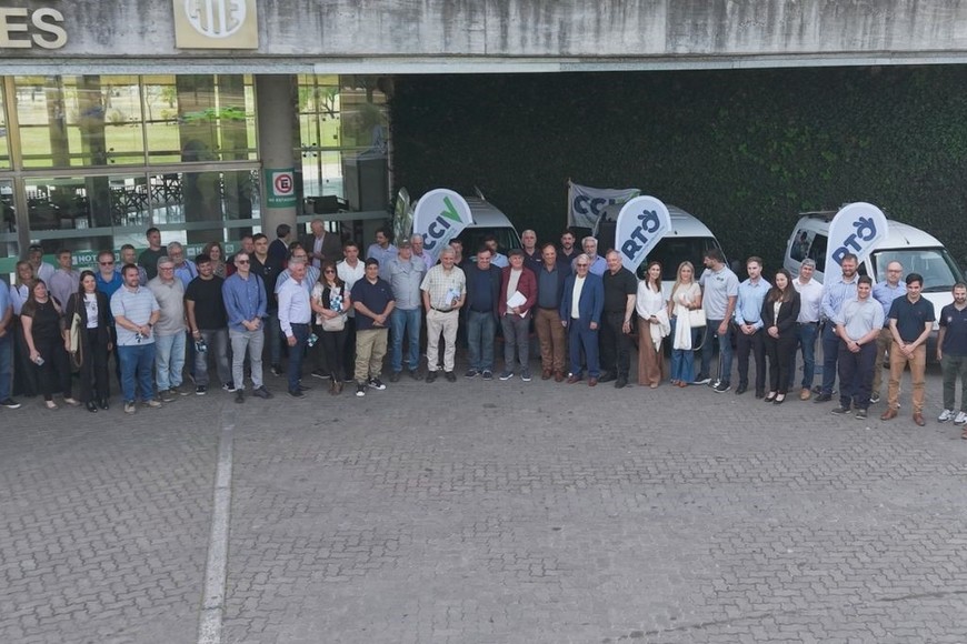 Autoridades provinciales, nacionales y referentes del sector privado participaron del encuentro sobre innovación y seguridad vehicular. Foto: Gentileza CCIV