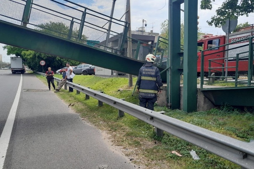 Bomberos y personal policial trabajaron en el lugar sin reportes de heridos.