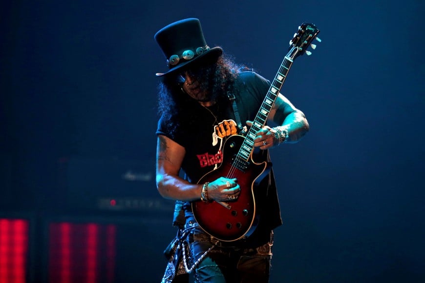 Slash, lead guitarist of U.S. rock band Guns N' Roses, performs during their "Not in This Lifetime... Tour" at the du Arena in Abu Dhabi, United Arab Emirates November 25, 2018. REUTERS/Christopher Pike Abu Dhabi emiratos arabes  grupo banda Guns N Roses musica musico cantante recital show concierto