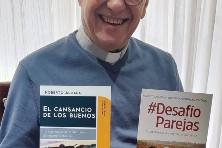Roberto Almada y la portada de sus dos libros publicados.