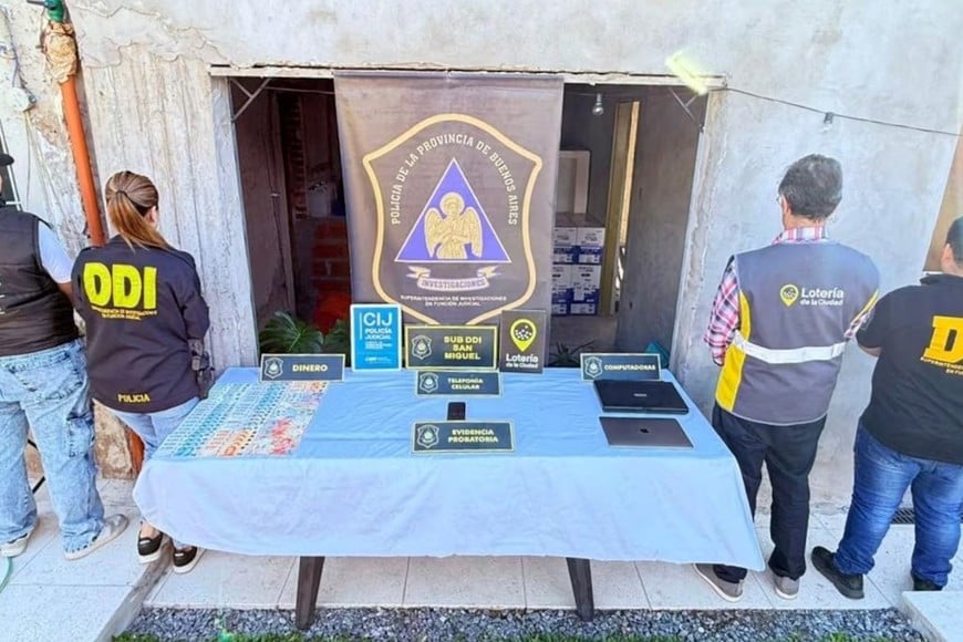 Durante el allanamiento se secuestraron dispositivos electrónicos y casi 400 mil pesos.