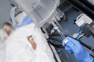 En Argentina, la eutanasia activa no está legalizada, pero la muerte digna está permitida por la Ley 26.742