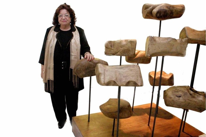 Graciela Borthwick junto a una obra de su autoría. Foto: Archivo El Litoral