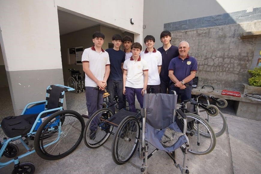 El profesor Cristian Perín junto a los alumnos que integran el proyecto. Foto: Fernando Nicola