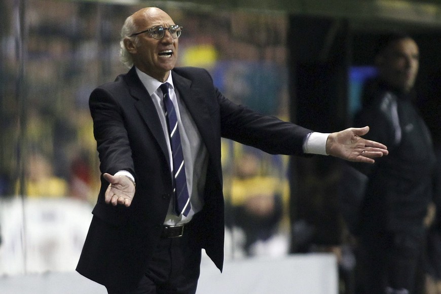 Carlos Bianchi, head coach of Boca Juniors, reacts during their Copa Libertadores soccer match against Newell's Old Boys in Buenos Aires May 23, 2013. REUTERS/Marcos Brindicci (ARGENTINA - Tags: SPORT SOCCER) buenos aires Carlos Bianchi futbol Copa Libertadores 2013 futbol futbolistas partido Boca Juniors vs Newells old boys