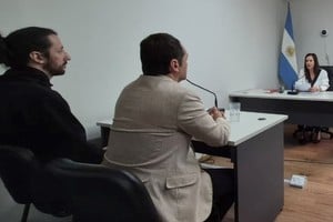 El acusado permanecerá bajo custodia mientras se realizan peritajes clave.