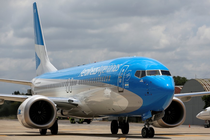 An Aerolineas Argentinas Boeing 737 MAX 8 is seen on the tarmac of Ezeiza Airport, on the outskirts of Buenos Aires, Argentina December 4, 2017. Picture taken December 4, 2017. REUTERS/Stringer NO RESALES. NO ARCHIVES.   inmovilizacion flota avion boeing 737 max tras detectar fallo avion boeing 737 max