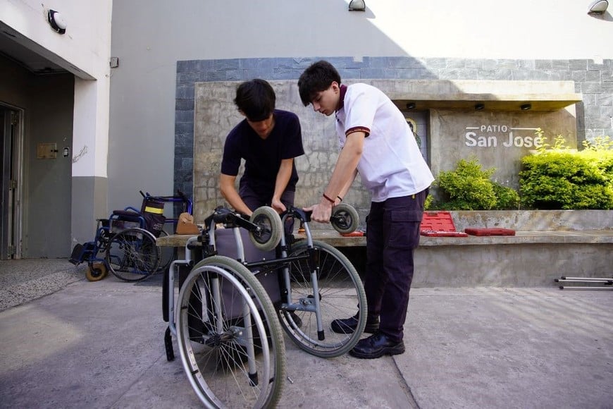 La escuela impulsa la inclusión desde un taller que combina oficio, empatía y compromiso social. Foto: Fernando Nicola