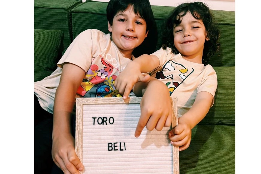 “Toribio, Belisario y...leemos ideas”, escribió Juana en un posteo.