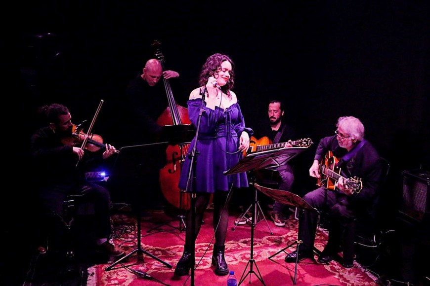 Señor Swing, integrado por Cacho Hussein y Gerardo Aznar en guitarras, Ignacio Sánchez en violín y Luli Molinas en contrabajo; se sumarán como invitados: Alejandro Ferrero en batería y Shirley Warlet en voz.