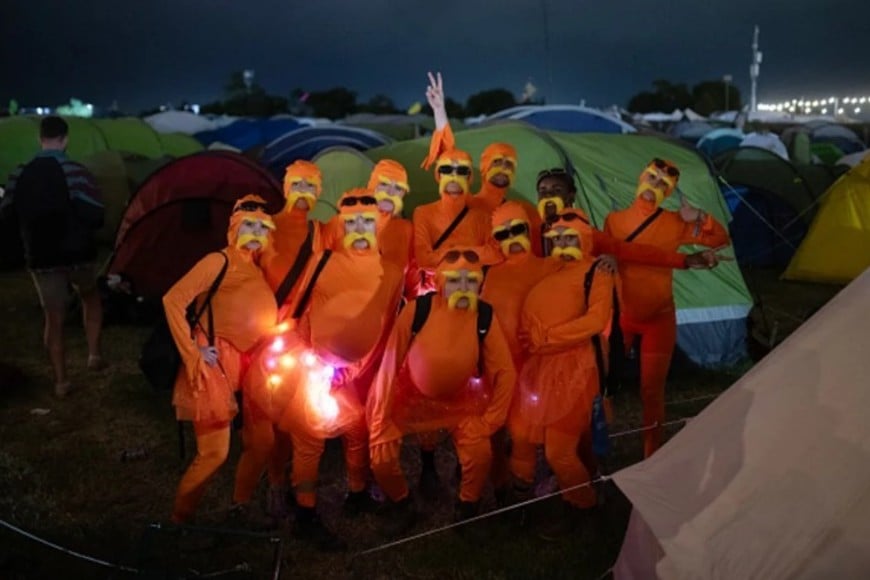 Asistentes disfrazados de El Lorax, en el festival de Glastonbury 2025.
