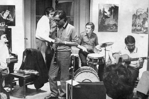 El histórico concierrto del El 25 de octubre de 1975, en la Alianza Francesa, en homenaje a Django Reinhardt.El Grupo Estable del Club de Jazz de Santa Fe: Roberto Maurer (clarinete y saxofón), Armando Grazzini (piano), Ricardo Llusá (contrabajo) y Raúl Guevara (batería); junto a ellos Alfredo Llusá (violín) y Mario Travesaro (guitarra), integrantes del Quinteto del Hot Club de Rosario.