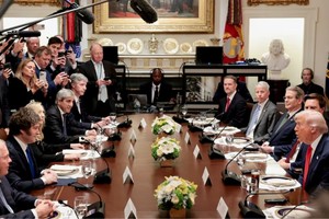 El presidente Donald Trump, el vice JD Vance y el secretario de Estado, Marco Rubio, reunidos con Javier Milei, Luis Caputo y Gerardo Werthein en la Cabinet Room, durante el encuentro que mantuvieron en la Casa Blanca. Crédito: Reuters