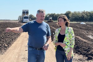 La senadora junto al presidente comunal de Chovet, Sergio Busquet.