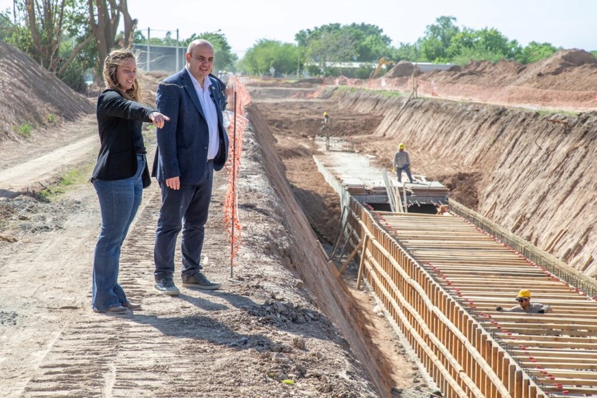 El intendente recorrió la obra y agradeció “al gobernador Maximiliano Pullaro y a la vicegobernadora Gisela Scaglia por impulsar una obra que la ciudad sola no podía afrontar”.