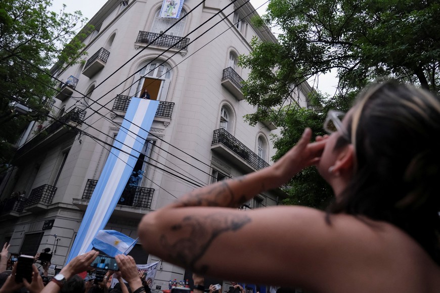 A supporter of former Argentine President Cristina Fernandez de Kirchner blows a kiss at her as Peronists commemorate Loyalty Day and show support for her in front of her residence, where she's currently staying under house arrest, ahead of the October 26 midterm elections, seen as crucial for Argentine President Javier Milei's administration, in Buenos Aires, Argentina, October 17, 2025. U.S. President Donald Trump warned that future support for Argentina would depend on Milei's party performing well in the vote. REUTERS/Alessia Maccioni
