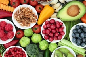 Las frutas, verduras y alimentos integrales son fuentes esenciales de fibra