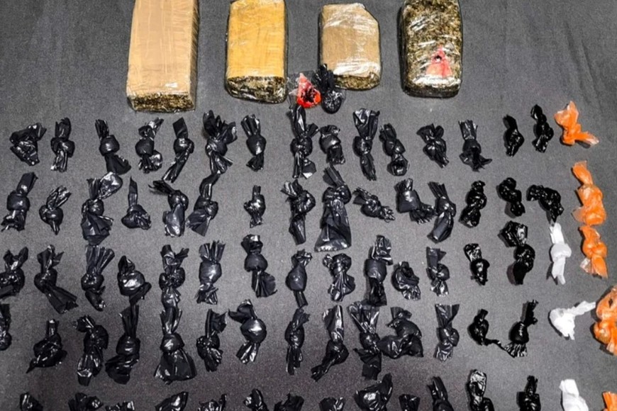 Parte de los estupefacientes y armas secuestradas en los operativos.