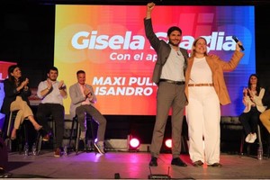 Scaglia y Pullaro ante la multitud en Venado Tuerto. Foto: Gentileza.