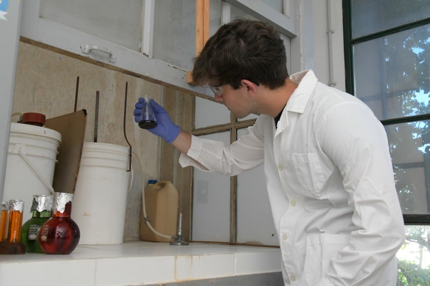 Campana de seguridad para manipular químicos que generen gases tóxicos. Foto: Manuel Fabatía