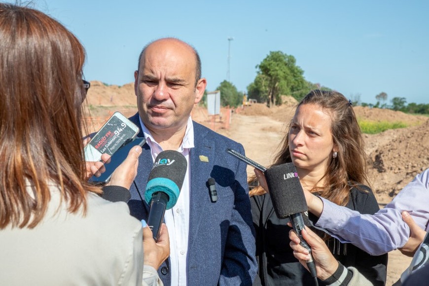 El intendente recorrió la obra y agradeció “al gobernador Maximiliano Pullaro y a la vicegobernadora Gisela Scaglia por impulsar una obra que la ciudad sola no podía afrontar”.