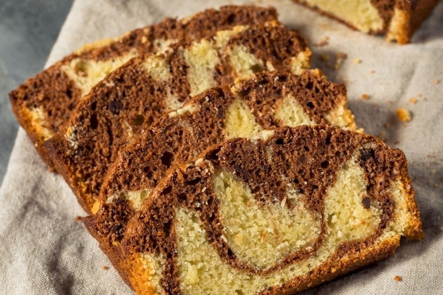 Bizcochuelo marmolado con ingredientes accesibles