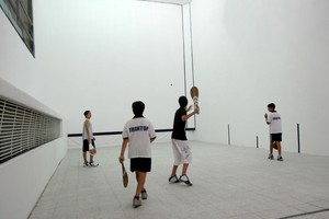 Año 2007. Un grupo de chicos le “dan duro” a la pared del frontón. La historia siguió. Crédito: Archivo