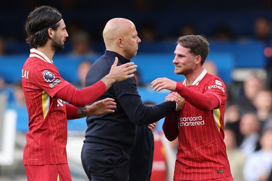 Soccer Football - Premier League - Chelsea v Liverpool - Stamford Bridge, London, Britain - May 4, 2025
 Liverpool manager Arne Slot speaks with Liverpool's Dominik Szoboszlai and Alexis Mac Allister after the match REUTERS/David Klein EDITORIAL USE ONLY. NO USE WITH UNAUTHORIZED AUDIO, VIDEO, DATA, FIXTURE LISTS, CLUB/LEAGUE LOGOS OR 'LIVE' SERVICES. ONLINE IN-MATCH USE LIMITED TO 120 IMAGES, NO VIDEO EMULATION. NO USE IN BETTING, GAMES OR SINGLE CLUB/LEAGUE/PLAYER PUBLICATIONS. PLEASE CONTACT YOUR ACCOUNT REPRESENTATIVE FOR FURTHER DETAILS..