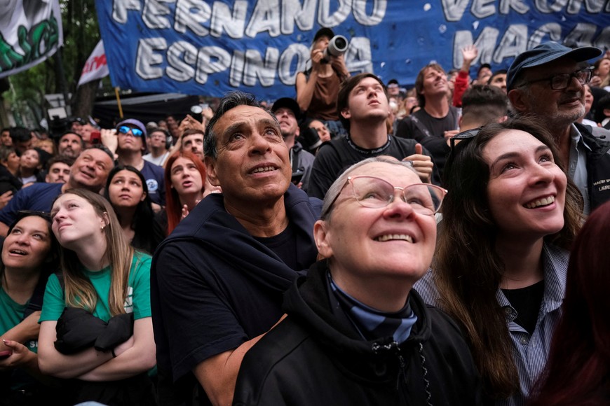 Peronists commemorate Loyalty Day and show support for former Argentine President Cristina Fernandez de Kirchner in front of her residence, where she's currently staying under house arrest, ahead of the October 26 midterm elections, seen as crucial for Argentine President Javier Milei's administration, in Buenos Aires, Argentina, October 17, 2025. U.S. President Donald Trump warned that future support for Argentina would depend on Milei's party performing well in the vote. REUTERS/Alessia Maccioni