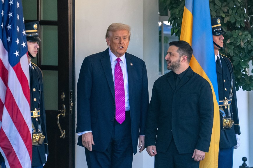 (251017) -- WASHINGTON, 17 octubre, 2025 (Xinhua) -- El presidente de Estados Unidos, Donald Trump (2-i), da la bienvenida al presidente ucraniano, Volodymyr Zelensky, en la Casa Blanca, en Washington, D.C., Estados Unidos, el 17 de octubre de 2025. (Xinhua/Hu Yousong) (jg) (da) (vf)