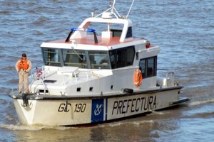 La embarcación policial recibió entre 10 y 15 impactos de bala