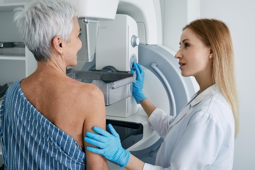 La detección temprana a través de mamográfias permite iniciar tratamientos con altísimas probabilidades de cura.