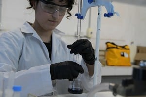 Los estudiantes deben usar guardapolvo, cabello recogido, guantes y antiparras. Foto: Manuel Fabatía