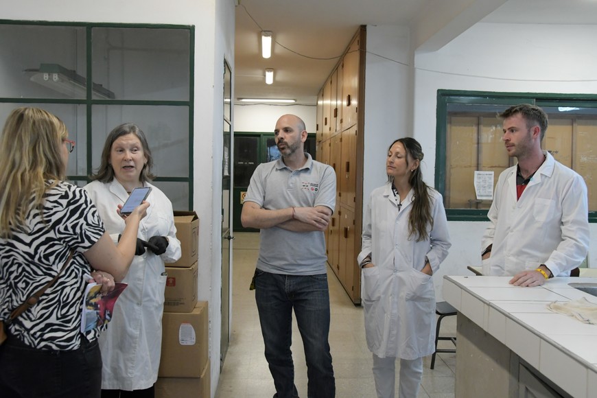 El Litoral hizo una recorrida por el laboratorio de la EIS junto a docentes y ayudantes de laboratorio. Foto: Manuel Fabatía