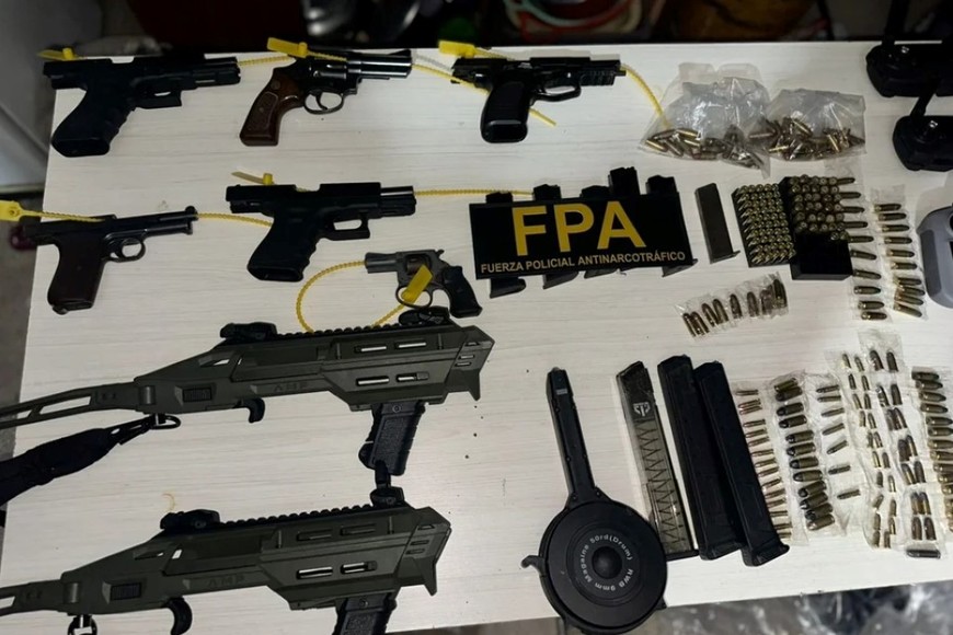 Parte de los estupefacientes y armas secuestradas en los operativos.