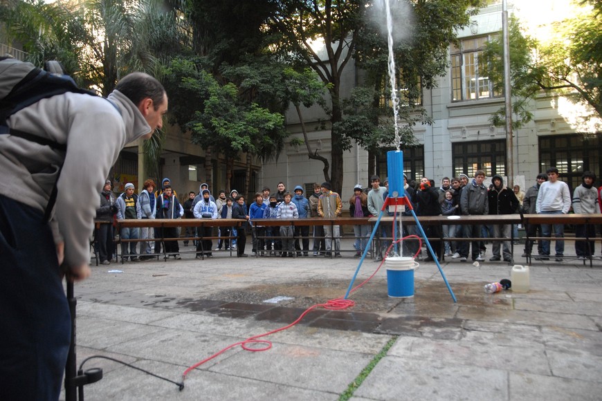Si hay elementos que pueden salir eyectados de un experimentos, los estudiantes tienen que estar a una cierta distancia. Foto: Flavio Raina