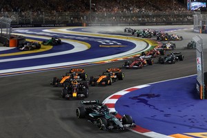 Oscar Piastri, Lando Norris y Max Verstappen se disputan quién levantará el trofeo de la FIA este año. Credito: REUTERS/Jakub Porzycki