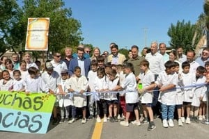 Encabezaron el acto el gobernador de la Provincia de Santa Fe, Maximiliano Pullaro, acompañado por la vicegobernadora, Gisela Scaglia; el intendente de la Ciudad de Avellaneda, Gonzalo Braidot; el ministro de Obras Públicas, Lisandro Enrico; el ministro de Trabajo y Seguridad Social, Roald Báscolo; y el senador por el Dpto Gral. Obligado, Orfilio Marcón.