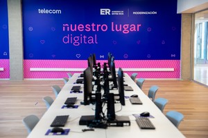 El aula cuenta con más de 20 computadoras de última generación, conectividad provista por Personal, acceso a Flow y mobiliario completo.