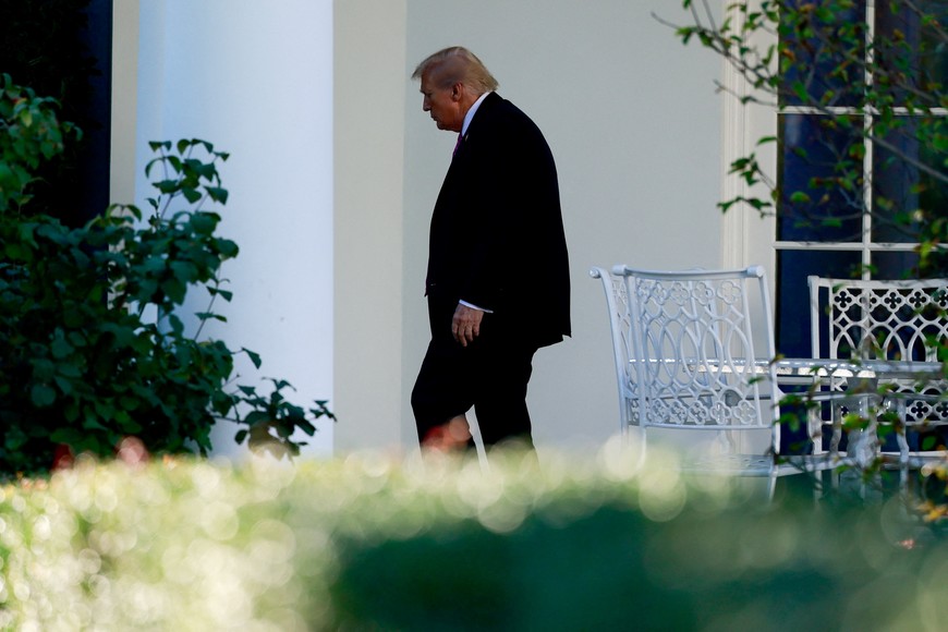 U.S. President Donald Trump walks beofre departing the White House en route to Florida, in Washington, D.C., U.S., October 17, 2025. REUTERS/Jonathan Ernst