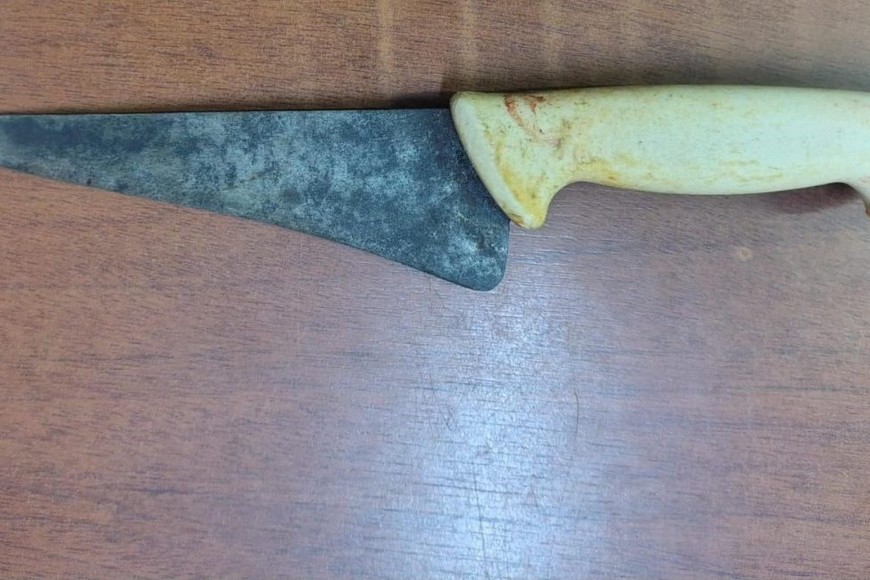 Los ladrones usaron esta cuchilla de carnicero para amenazar a las víctimas. Foto: El Litoral