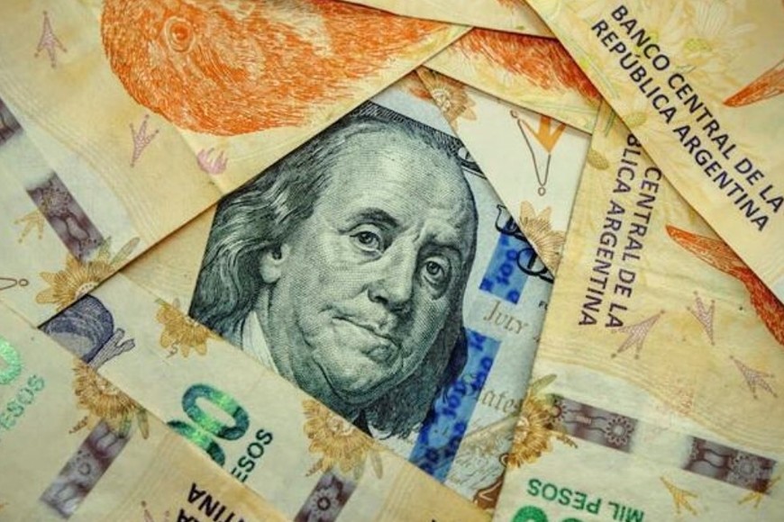 "Durante este ciclo, las entidades consiguieron ampliar la diferencia entre activos y pasivos en torno a los 20.000 millones de dólares, consolidando una ganancia patrimonial que duplica el valor promedio de fines de 2023, lo que mejora, al menos transitoriamente, la situación patrimonial de los bancos", señala Trucco, coordinador del equipo económico de Demos. Foto: Archivo